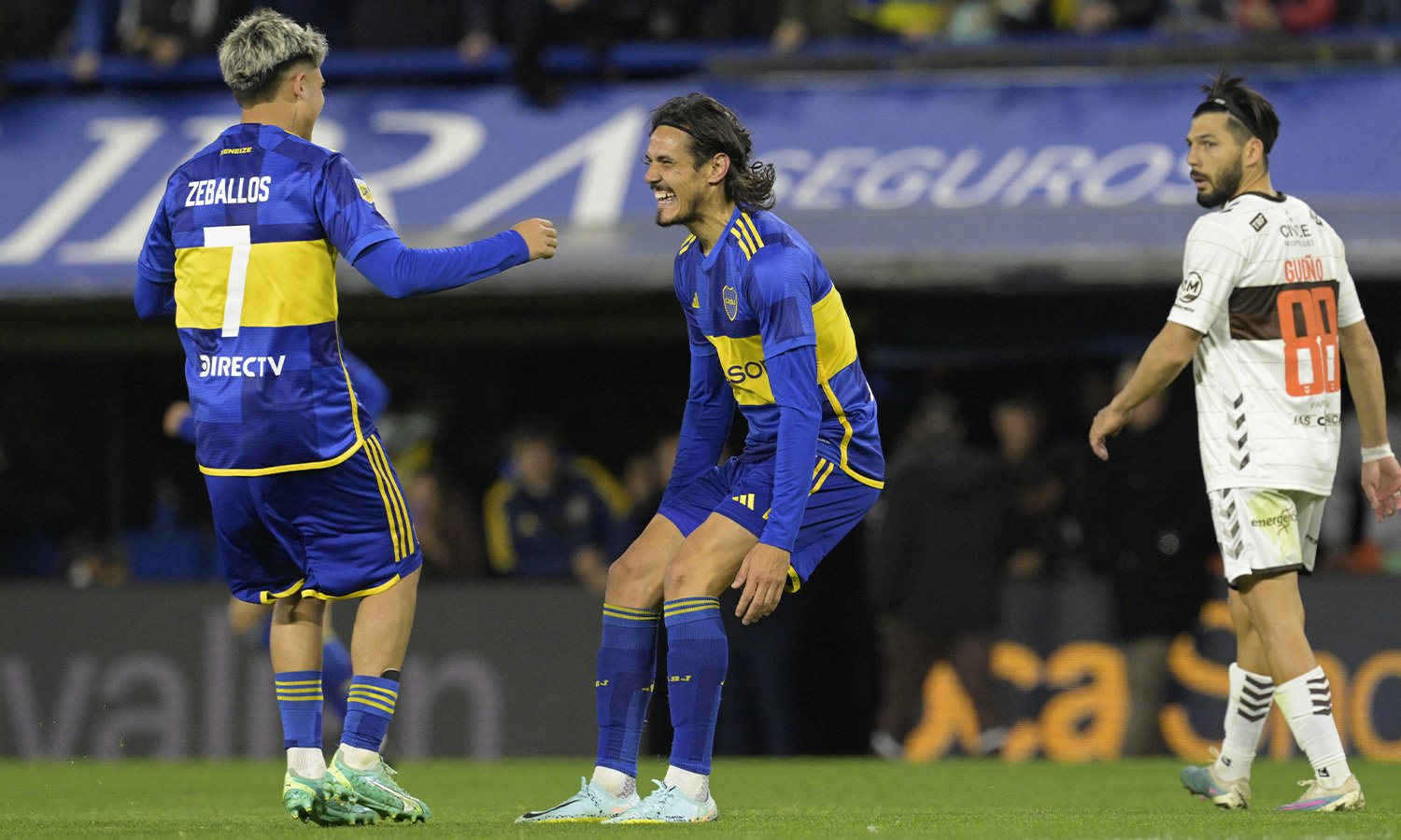 Zeballos y Cavani ante Platense