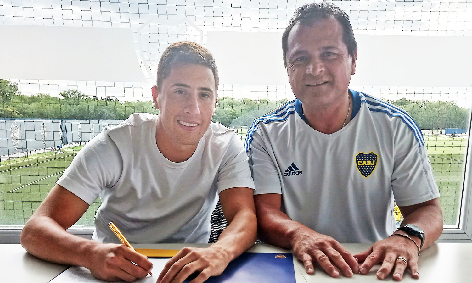 Miguel Merentiel junto a Marcelo Delgado en la firma de su contrato con Boca