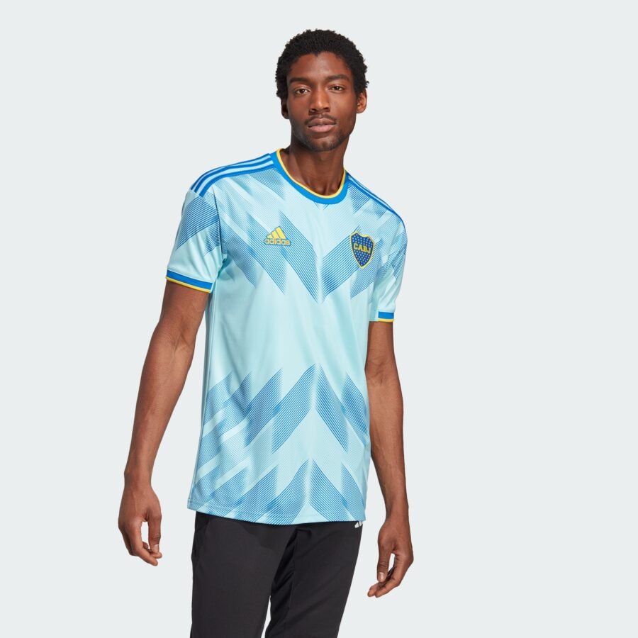 Modelo posa con la nueva camiseta alternativa de Boca para 2023.