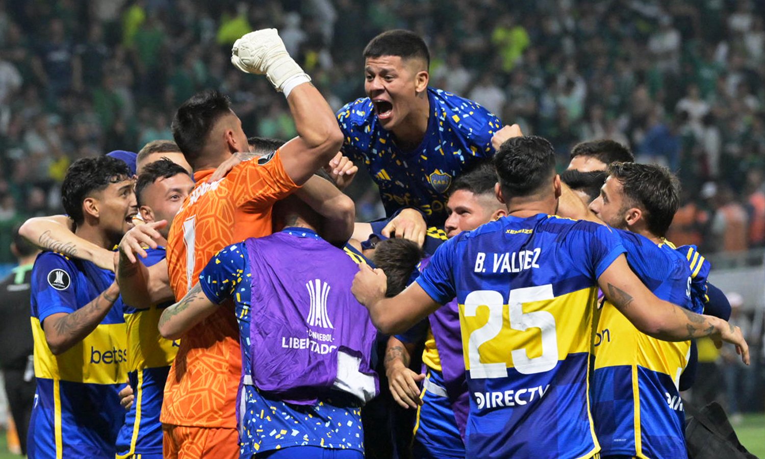 El plantel de Boca festeja la clasificación a la final de la Libertadores 2023