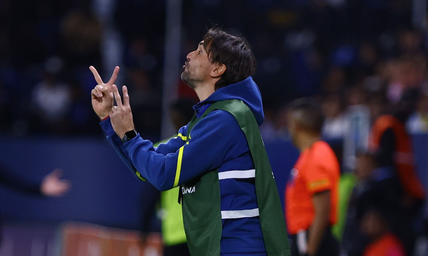 Diego Martínez dando indicaciones en Quito.