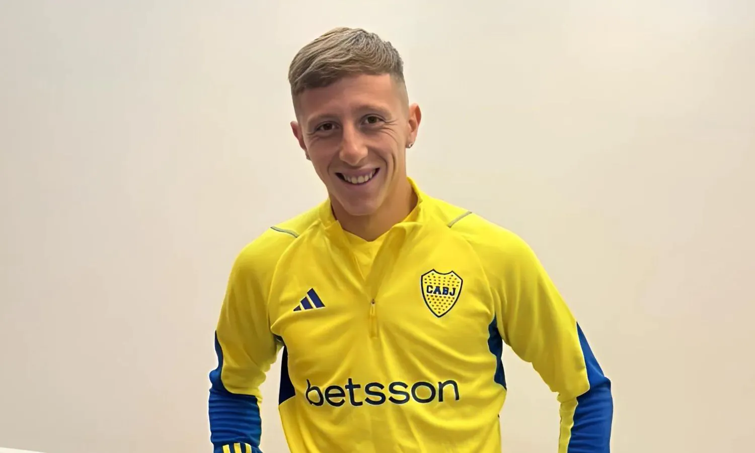 Juan Barinaga posó con los colores de Boca luego de la revisión médica.