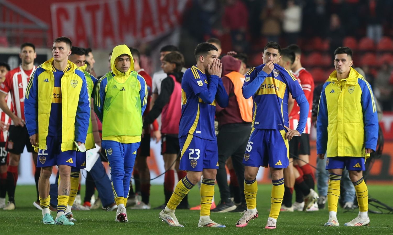 Los jugadores de Boca se lamentan el empate frente a Estudiantes.