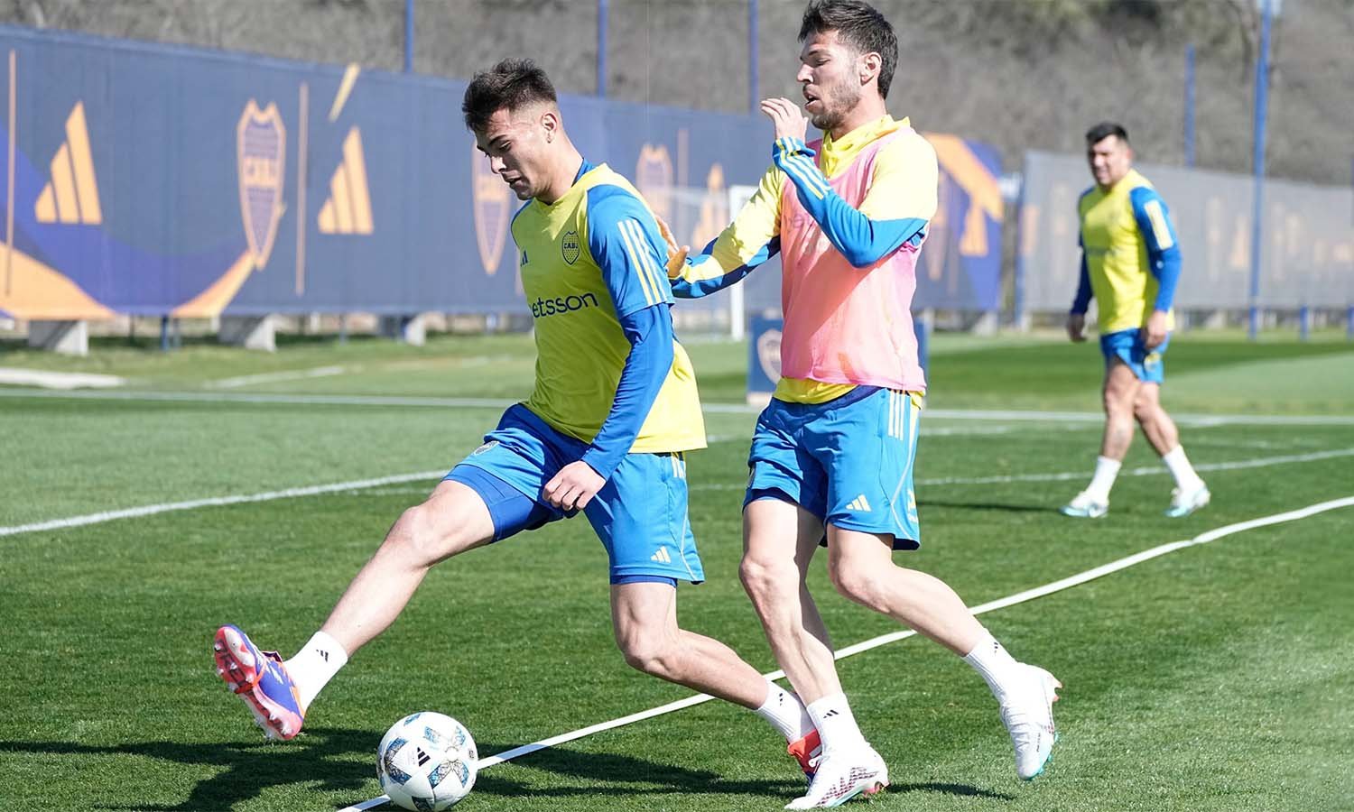 Los jugadores de Boca se preparan para enfrentar a Talleres.