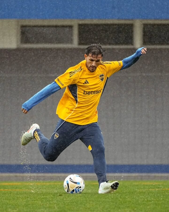 Leandro Paredes durante el entrenamiento de Boca