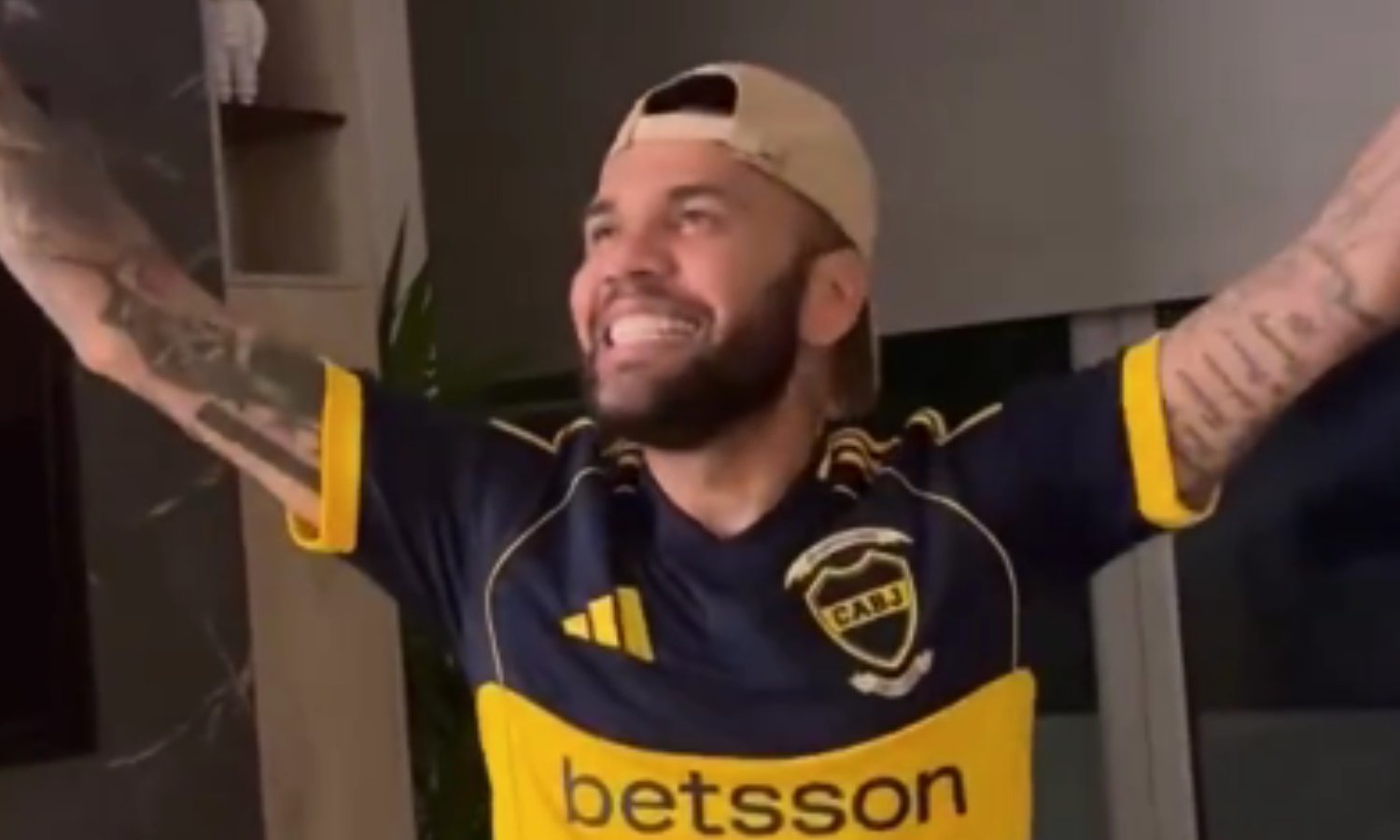 Dani Alves con la camiseta de Boca