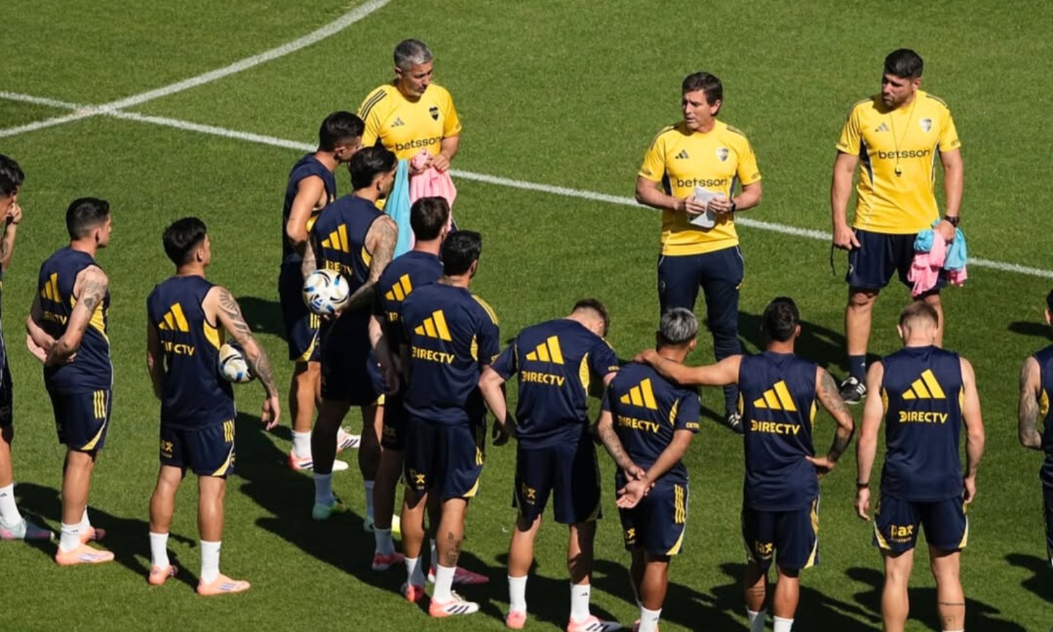 Claudio Úbeda y los jugadores de Boca durante un entrenamiento en La Bombonera