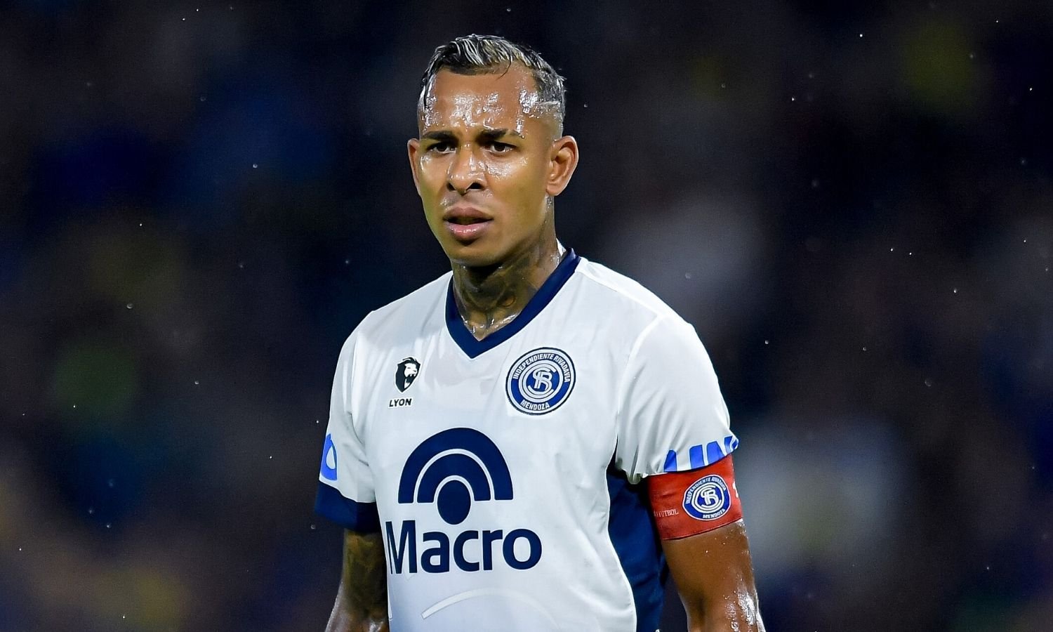 Villa dijo que quiere jugar en River y contó cómo quedó su relación con Riquelme Sebastián Villa en La Bombonera con Independiente Rivadavia