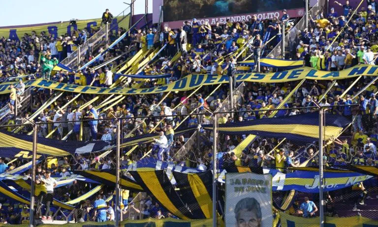 Hinchas de Boca en la cancha de Lanús