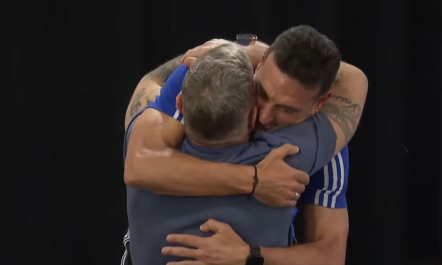 Abrazo Palermo y Scaloni