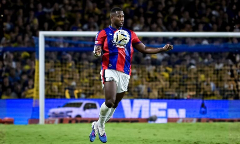 Boca busca a Jhohan Romaña