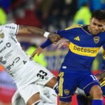 Milton Delgado disputando la pelota en Boca vs Recoleta.