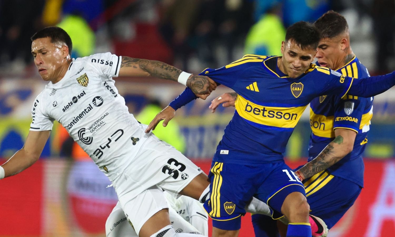 Milton Delgado disputando la pelota en Boca vs Recoleta.