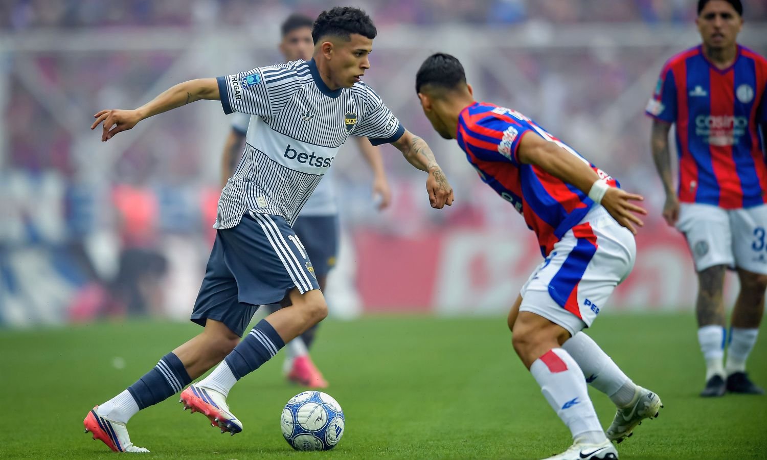 Leonel Flores en el partido entre Boca y San Lorenzo.
