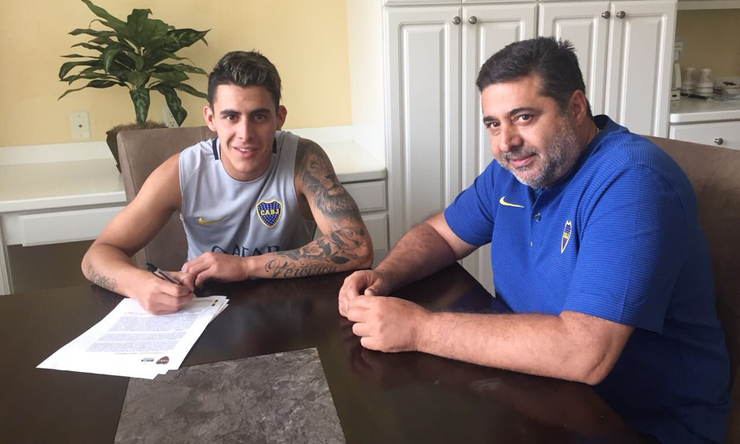 Pavón llegó a Sarasota y firmó su renovación Pavón