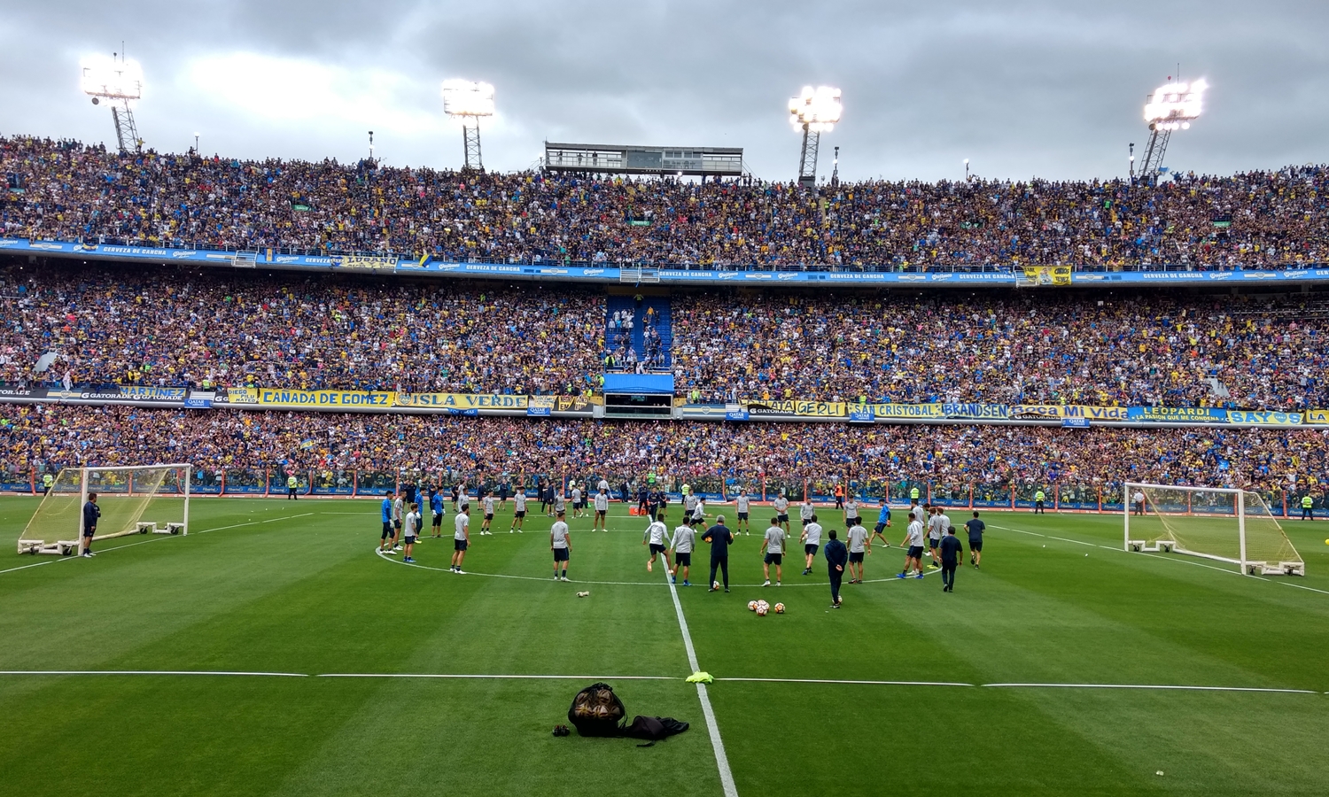 Ante una Bombonera repleta, el plantel recibió el apoyo de los hinchas el plantel recibió el apoyo de los hinchas