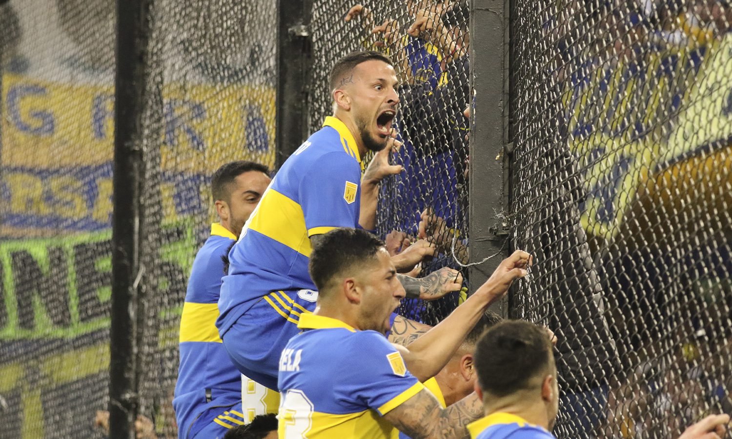 “Hablan mucho”: Benedetto apuntó contra los críticos tras el triunfo ante River en La Bombonera