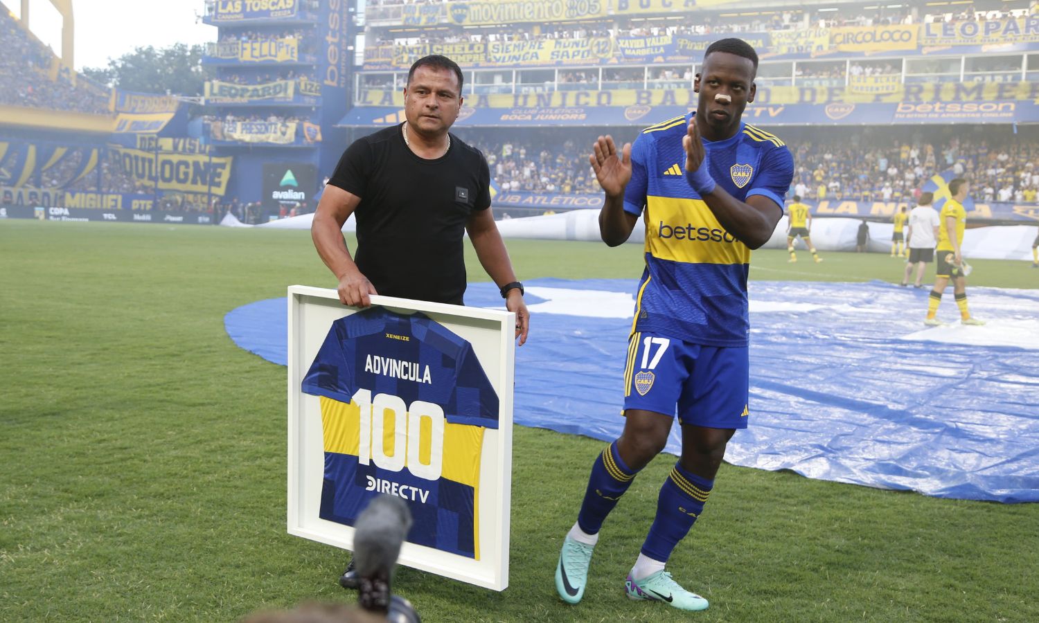 Advincula recibió una distinción por sus 100 partidos en Boca