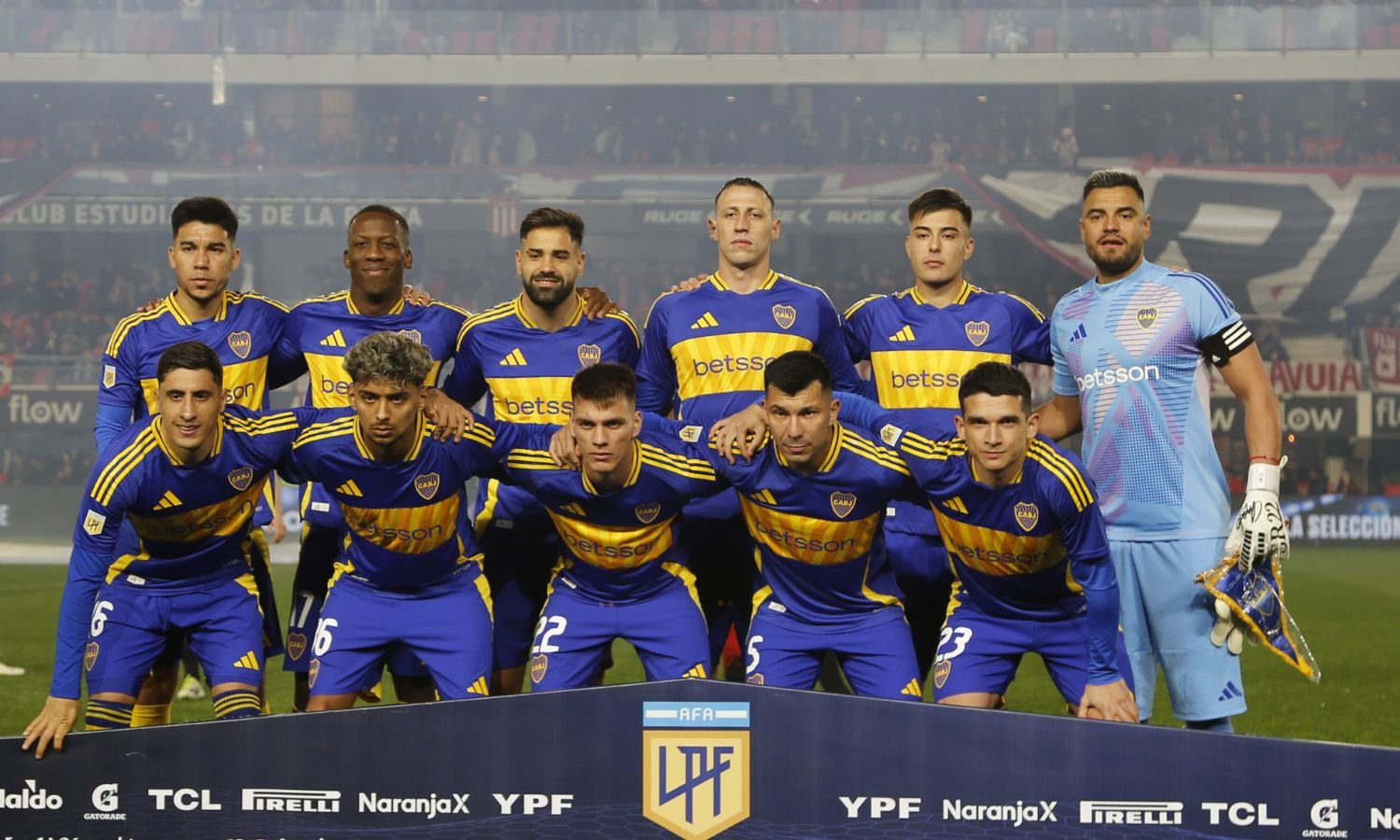 Los jugadores de Boca forman antes del partido ante Estudiantes.