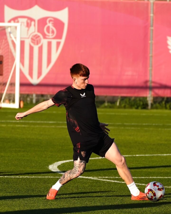 Valentín Baro volvió a entrenar en Sevilla, pero se iría en los próximos días.