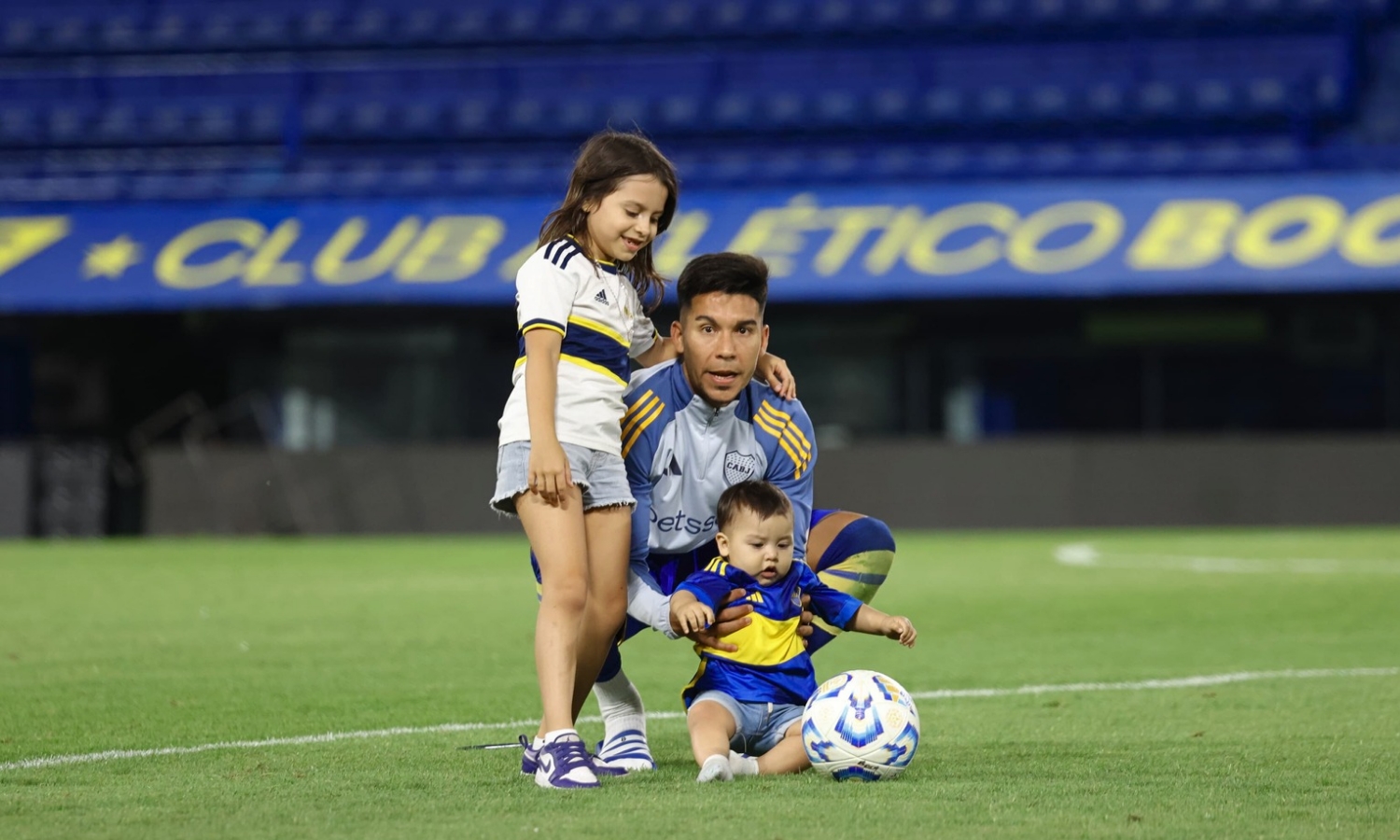 La emotiva despedida de Pol Fernández de Boca y los mensajes de sus compañeros Pol con sus hijos Olivia y Felipe en La Bombonera.