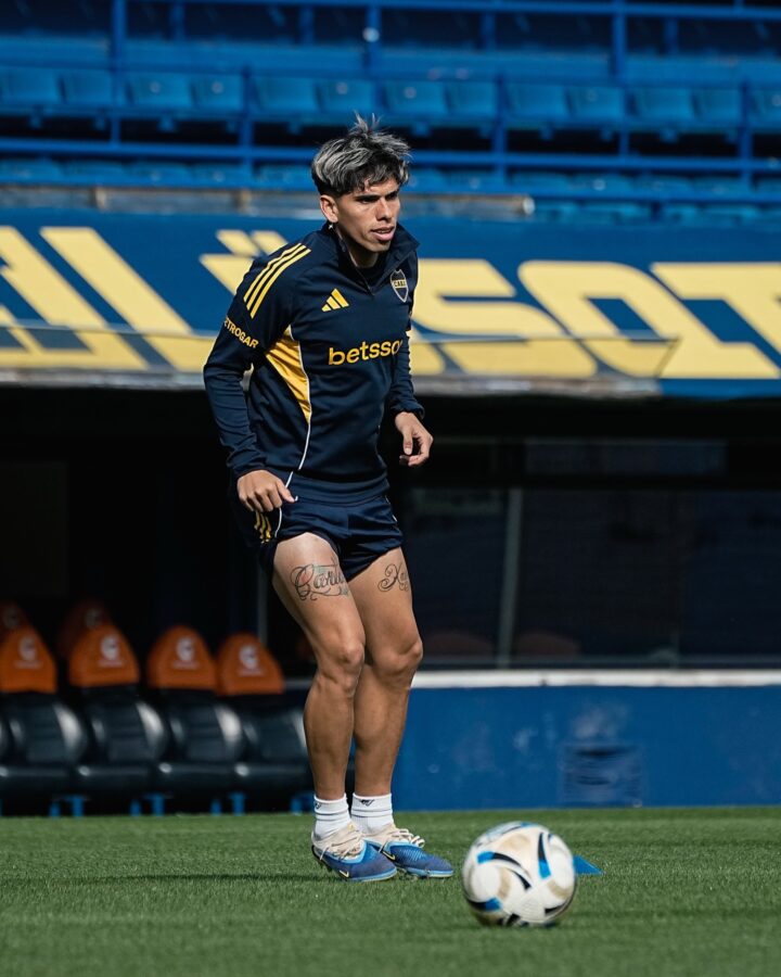 Sin descanso: Leandro Paredes volvió a Boca y fue titular en la práctica Carlos Palacios en el entrenamiento de Boca