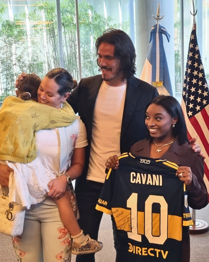 En duda ante Barracas: Edinson Cavani volvió a sentir una molestia Edinson Cavani y Simone Biles