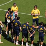 Claudio Úbeda y los jugadores de Boca durante un entrenamiento en La Bombonera