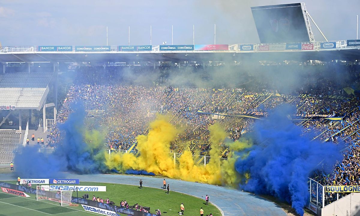 Hinchas de Boca en el estadio Mario Alberto Kempes