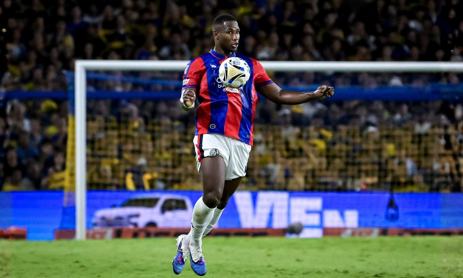 Boca busca a Jhohan Romaña