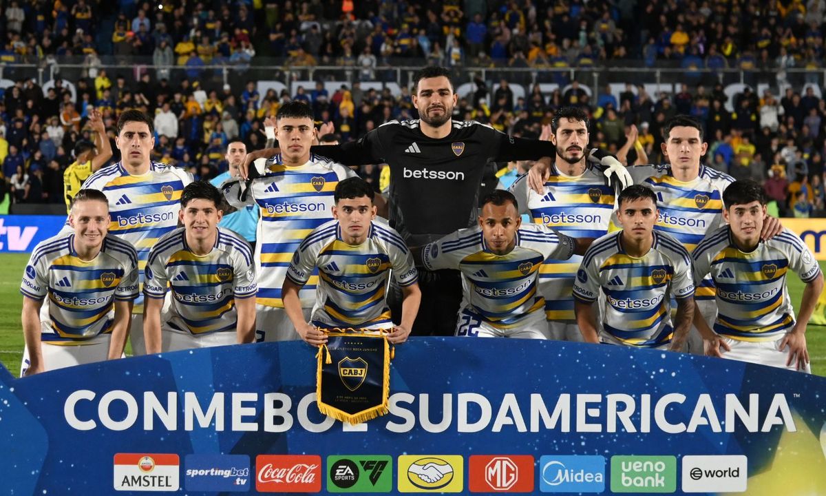 La formación inicial de Boca frente a Recoleta en Asunción.
