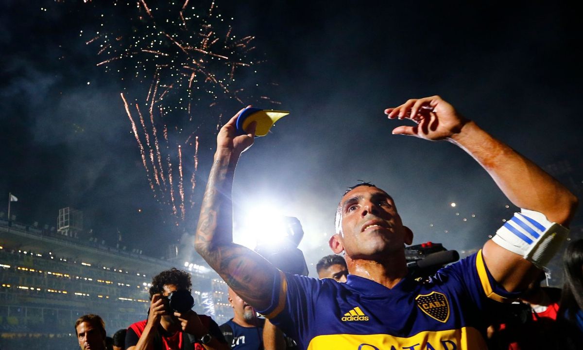 Carlos Tevez festejando su último título en La Bombonera