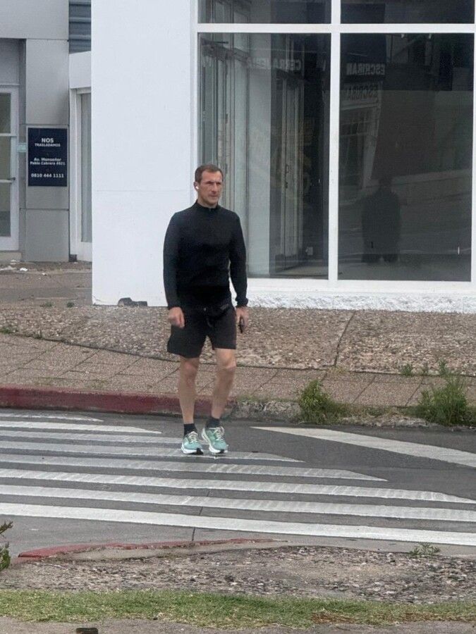 Rodolfo Arruabarrena caminando por las calles de Córdoba